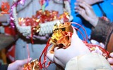 Người dân Hà Nội đến chùa cầu may mắn sáng mùng 1 Tết